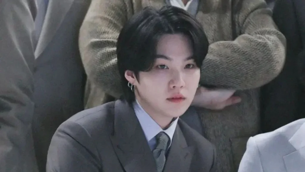SUGA finaliza su servicio militar